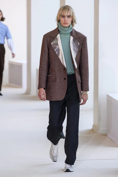 Look 16